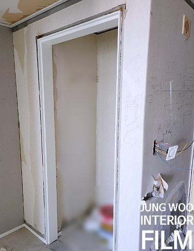 벽면 도색 작업 중인 문틀 주변