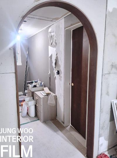 복도 도어 손잡이 주변의 세밀한 마감 처리 과정