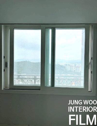 베란다 라이트가 설치된 창호 주변