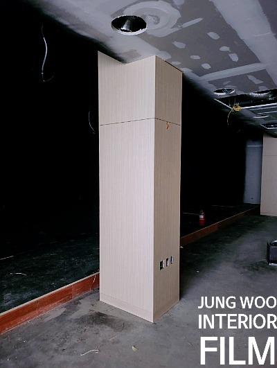 수납장이 설치된 내부 공간의 배관 노출 상태