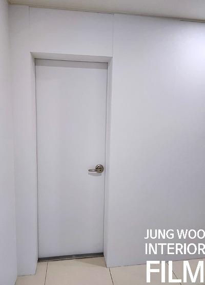 화이트 톤 도어와 베이지 타일이 어우러진 현관 완성 모습