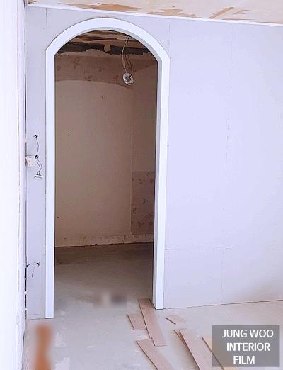 흰 벽면과 아치형 문이 있는 작업 공간