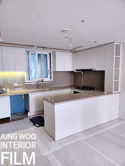 카운터 공간과 수납장 내부 시공 과정