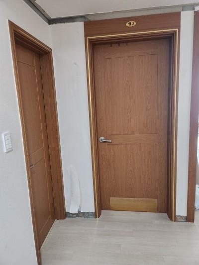 수납장 불투명 도어 패널의 필름 작업 모습