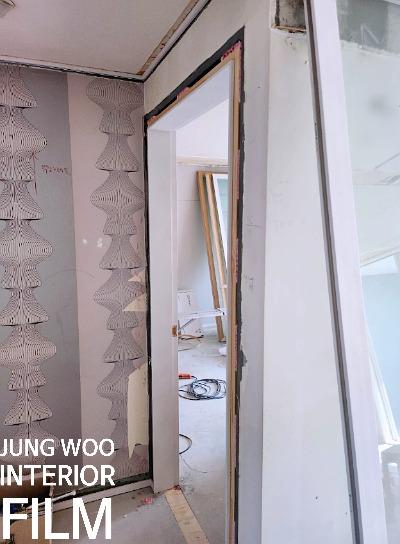 정돈이 필요한 문틀 주변의 거친 마감재들