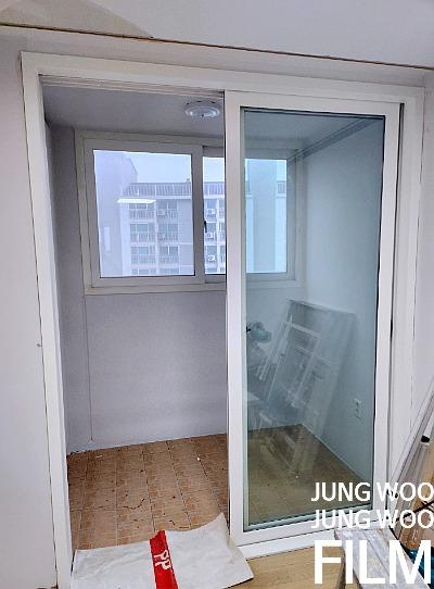 화이트 톤으로 바뀐 발코니 슬라이딩 도어