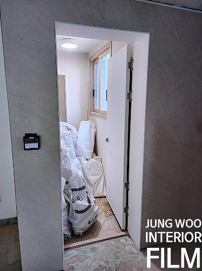 전기 장치와 창문이 있는 공사 중인 실내