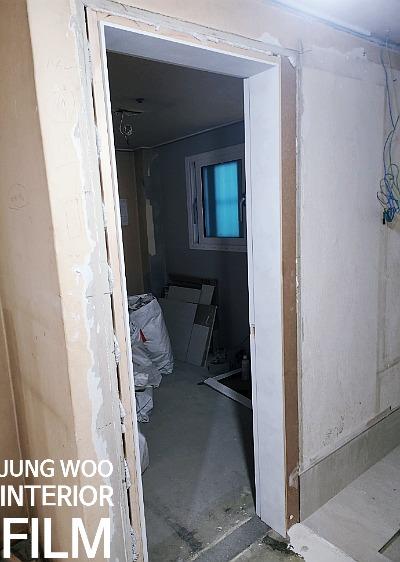흰색 페인트 작업 중인 벽면과 창가 모습