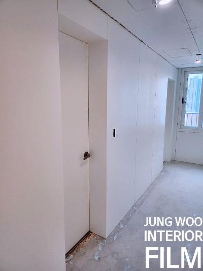먼지가 남은 바닥과 창문이 있는 복도 공간