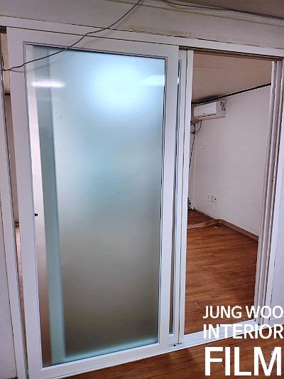 유리 패널이 포함된 슬라이딩 도어의 모습