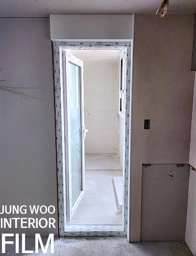 흰 타일 바닥과 창문이 보이는 현관