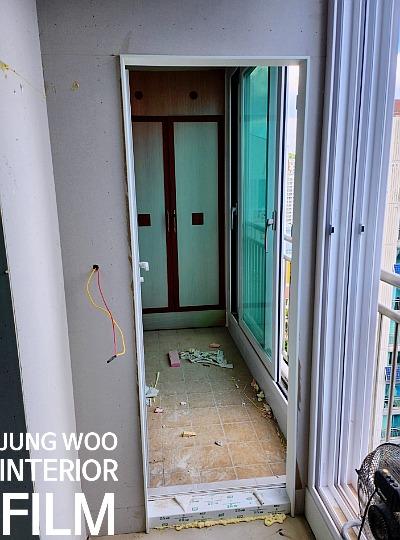 공사 잔재물이 놓인 발코니 창호 주변