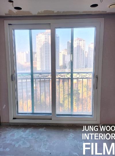 페인트 마감 전의 벽면과 창호 근접 샷