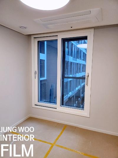 흰색 창호와 가이드 라인이 보이는 실내 공간