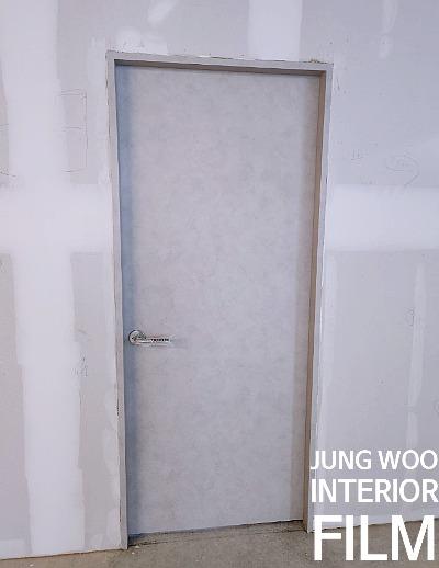 도어 프레임과 유리 패널의 접합 부분