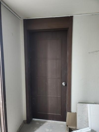도어 프레임 상부와 하부 패널의 모습