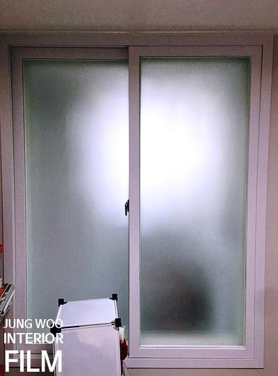 최종 마감된 창틀의 깨끗한 상태