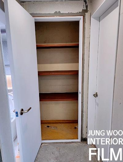 내부 선반과 우드톤 바닥이 보이는 작업 모습