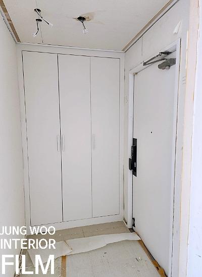 현관 방화문과 신발장 시공 전 상태