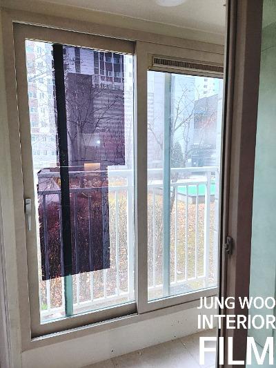 프레임 틈새까지 필름을 밀어 넣는 과정