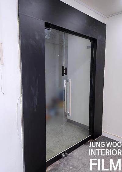 유리 패널이 포함된 슬라이딩 도어의 레일 구조