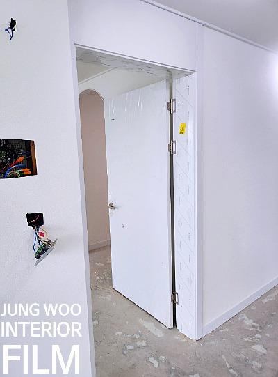 전선이 노출된 벽면과 테이프가 붙은 문짝