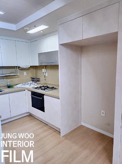 베이지 타일 벽면과 나무 바닥의 따뜻한 주방