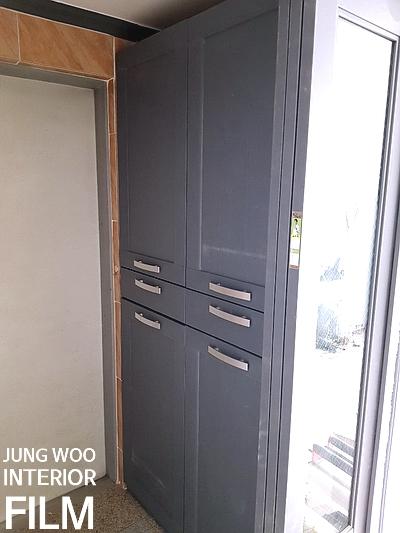 진그레이 톤의 수납장이 배치된 현관 전경