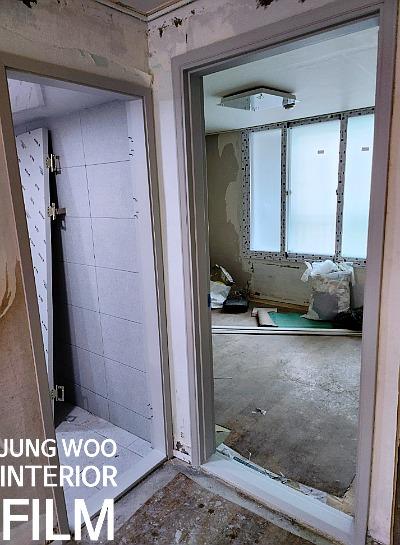 창문 프레임의 필름 부착 상태