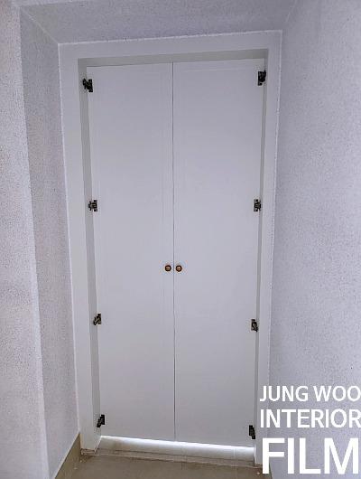 여닫이 도어의 힌지 부분 근접 모습