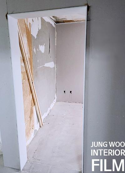 전기 소켓이 보이는 복도 벽면의 마감 상태