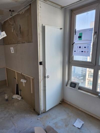 천장 전선이 노출된 방 내부와 창문 모습