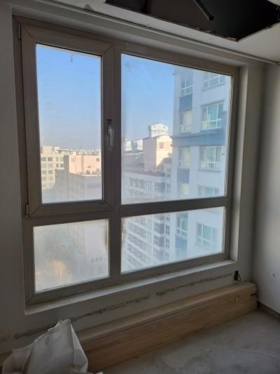 베이지색 창틀과 흰색 벽면이 만나는 지점