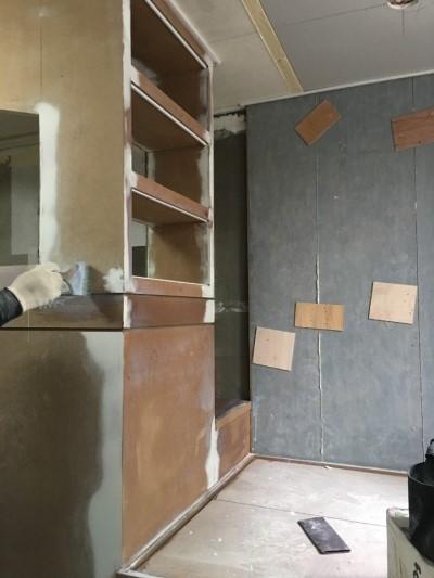 흰색 페인트와 나무판자 조각이 붙은 벽면