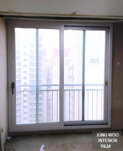 벽면 마감 전, 화이트 샷시의 선명한 라인이 돋보이는 모습