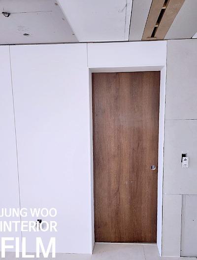 도어 문짝과 프레임 상부의 밀착 시공 과정