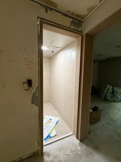 전기 스위치가 노출된 천장과 미완성된 문틀 주변