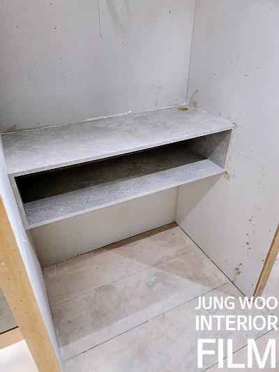 상판과 벽체가 결합된 수납 구조물의 설치 상태
