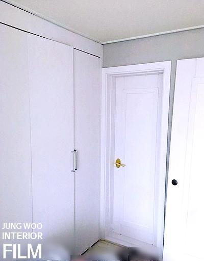 진그레이 톤의 불투명 도어 패널 수납장