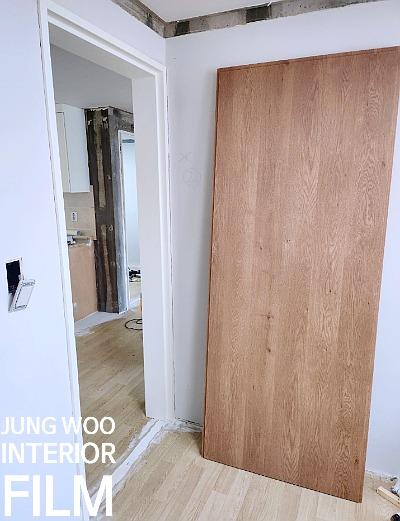 문이 제거된 벽면의 화이트 테두리 정리 상태