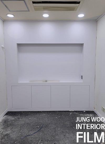 내장형 수납장이 설치된 벽면과 천장 조명