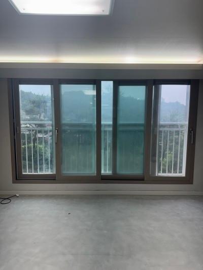 창문 프레임 필름 부착 과정