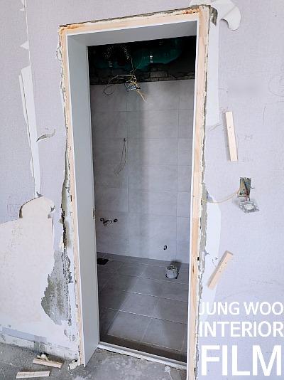 문틀이 노출된 공간의 벽면 마감 상태