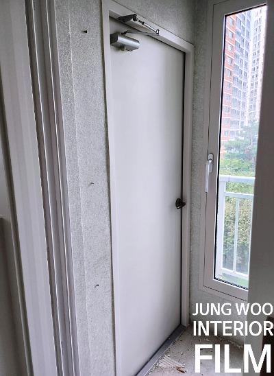 힌지가 보이는 여닫이 도어의 상부 프레임
