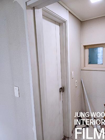 도어 주변에서 도구를 사용하는 모습
