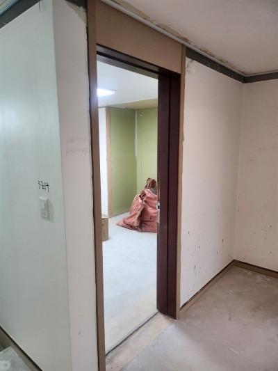 갈색 프레임이 남아있는 복도의 시공 전 모습