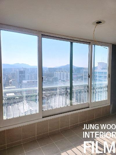깨끗하게 정돈되어 빛이 드는 발코니 공간