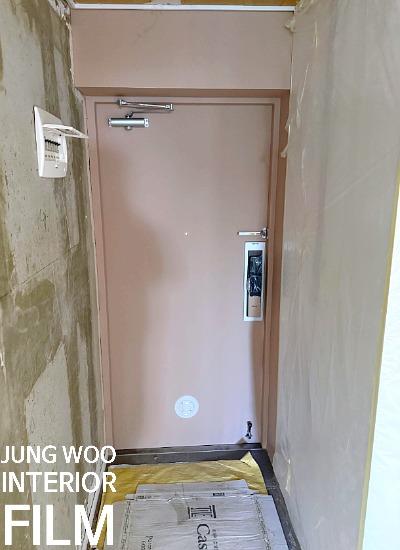 현관 방화문 시공 전, 보양 작업이 진행 중인 모습