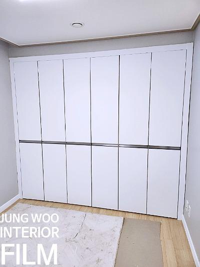 수납장 마감 상태를 점검하는 과정
