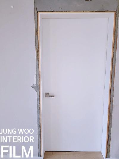 여닫이 도어 힌지 뭉치와 표면을 매끄럽게 잇는 단계
